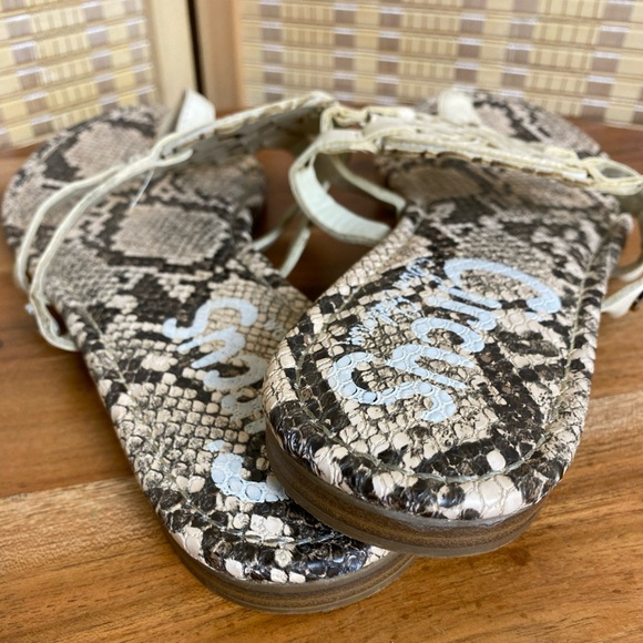 🔷Circus by Sam Edelman Cherri Medallion Flat Sandals Snake Print Size 9 - Picture 4 of 5